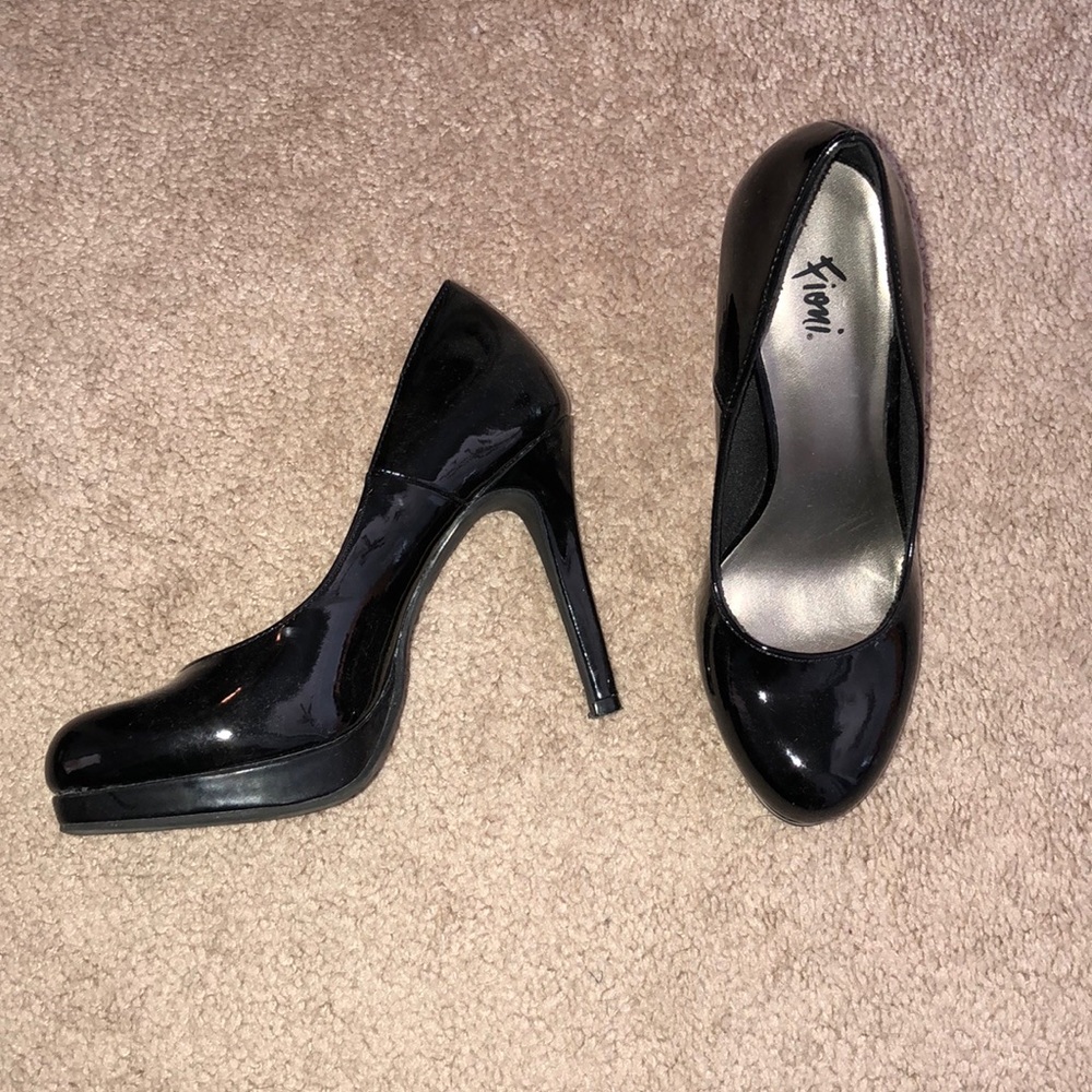 Black pumps, perfect condition!